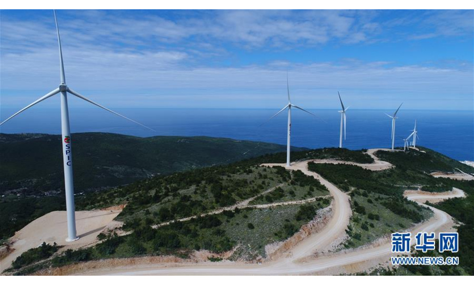 这是2018年6月28日拍摄的黑山莫祖拉风电站现场。中国、马耳他、黑山三国合作建设的黑山莫祖拉风电站有望今年上半年投入运营，帮助黑山获得更稳定的电力供应并保护生态。5年多来，“一带一路”倡议在欧亚大陆落地生根，成为中欧战略合作新的增长点，也成为进一步拉近中欧关系、实现互惠共赢的重要纽带。新华社发