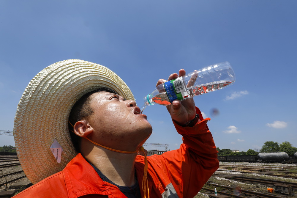 8月4日，一名鹰潭工务机械段的工作人员饮水解渴。