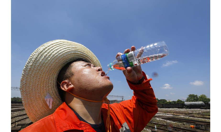 8月4日，一名鹰潭工务机械段的工作人员饮水解渴。