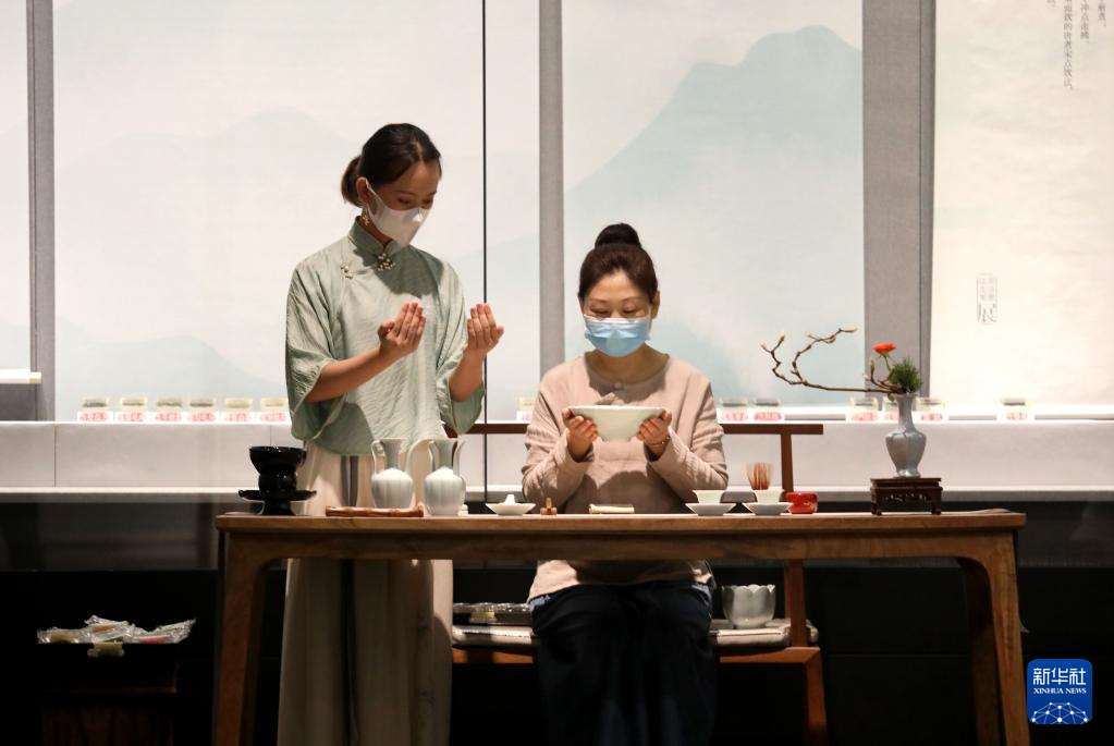 9月26日，参观者（右）在“江南生活美学展”上体验“宋代点茶”。