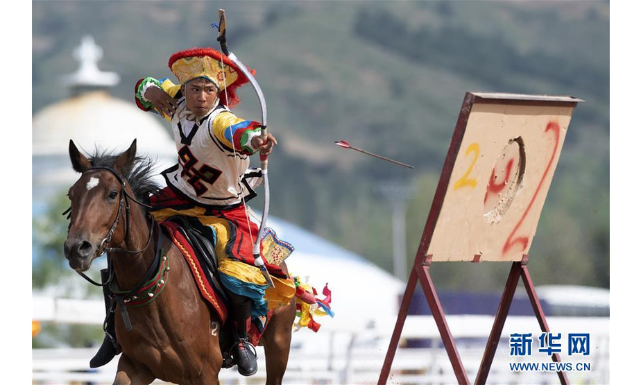 7月15日，西藏代表团选手表演民族传统马术。 当日，在内蒙古呼和浩特市举办的第十一届全国少数民族传统体育运动会马上项目进入第四个比赛日。 新华社记者沙达提摄
