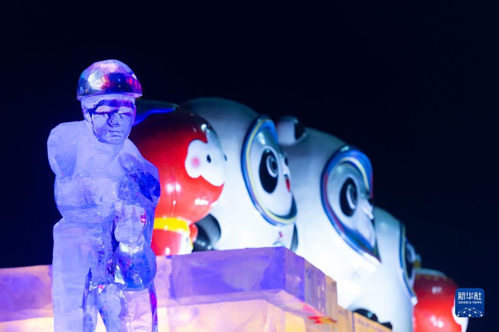 1月17日在哈尔滨市机场路零公里环岛拍摄的冰雪景观。新华社记者 谢剑飞 摄