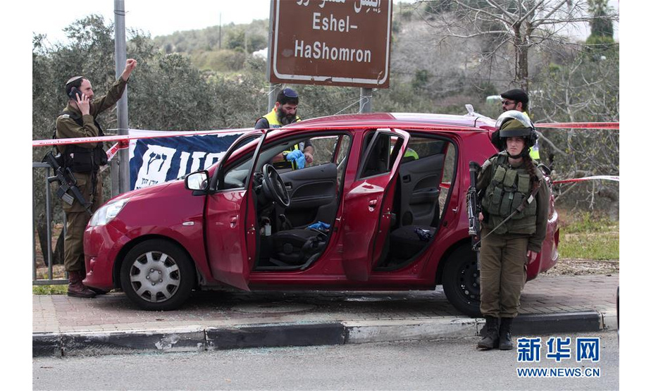 3月17日，在约旦河西岸的阿瑞尔定居点附近，以色列安全人员在枪击事件现场警戒。 巴勒斯坦约旦河西岸一个以色列定居点附近17日发生枪击事件，造成至少1名以色列人死亡，2人受伤。 新华社发（尼达勒 摄）