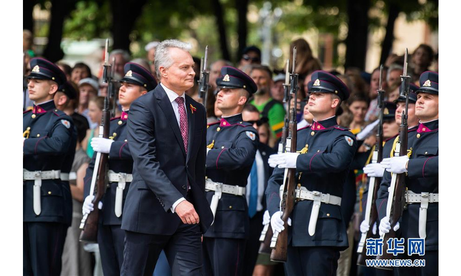 7月6日，在立陶宛维尔纽斯，立陶宛总统吉塔纳斯·瑙塞达检阅仪仗队。 当天，立陶宛举行活动庆祝“建国日”。 新华社发（阿尔弗雷达斯·普里亚迪斯 摄）