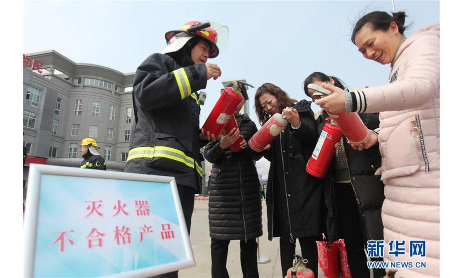 3月14日，在江苏省扬州市消防支队，一名消防队员向市民讲解如何辨别灭火器不合格产品。 “3·15”国际消费者权益日来临之际，各地举办形式多样的活动，维护消费者合法权益，提高人们的消费安全意识。 新华社发（孟德龙 摄）
