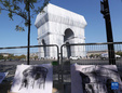 9月21日，艺术院校的学生在法国巴黎“被包裹的凯旋门”前写生。<br/><br/>　　“被包裹的凯旋门”是保加利亚已故艺术家赫里斯托和妻子让娜-克洛德的遗作。根据他们的构思，巴黎地标建筑凯旋门被可回收的织物包裹起来。目前，凯旋门已被2.5万平方米蓝银色可回收织物“包裹”，并用3000米红绳固定。“被包裹的凯旋门”艺术展于18日正式向公众开放，10月3日结束。新华社记者高静摄