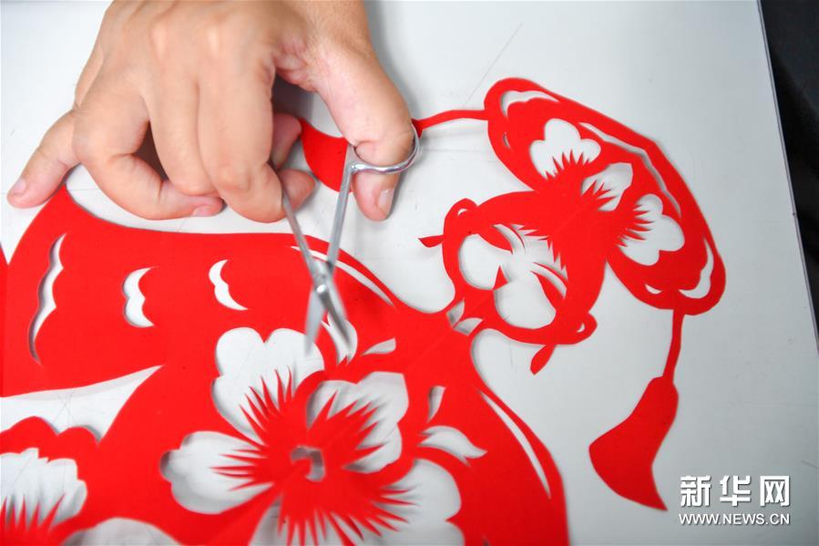 6月29日，华丽在创作剪纸作品。新华社记者 张楠 摄