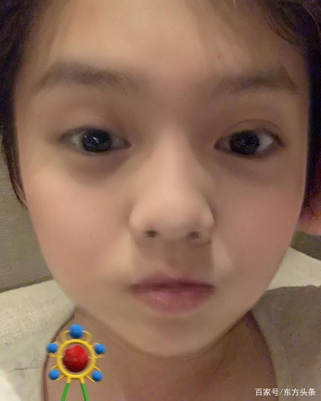 鹿晗晒童年照超可爱 与关晓彤童年照意外撞脸