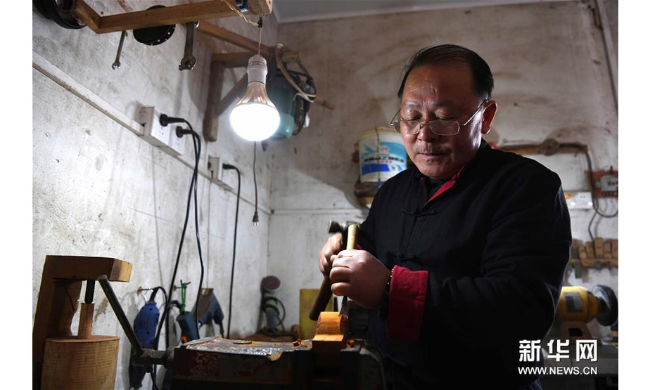 4月12日，桂雪在工作室内制作木壶。新华社记者 刘军喜 摄