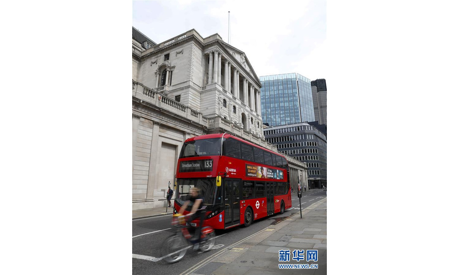8月16日，在英国伦敦，一辆巴士从英格兰银行前经过。新华社记者 韩岩 摄