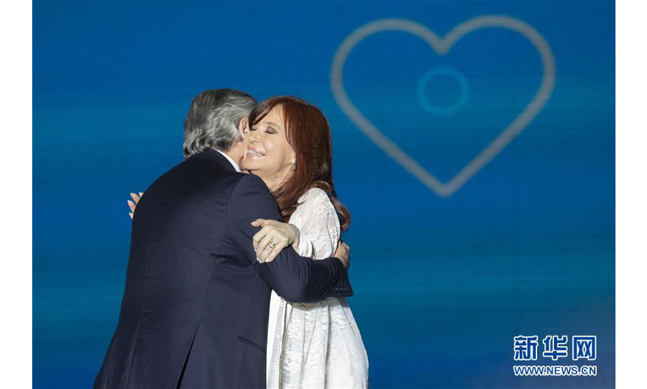 12月10日，在阿根廷布宜诺斯艾利斯，费尔南德斯（左）与副总统克里斯蒂娜庆祝就职。10日，阿根廷总统就职仪式在布宜诺斯艾利斯举行，当选总统阿尔韦托·费尔南德斯宣誓就职。新华社发（马丁·萨巴拉摄）