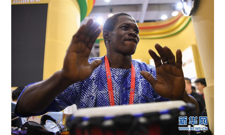 6月28日，几内亚展位的工作人员在表演手鼓。 新华社记者 薛宇舸 摄