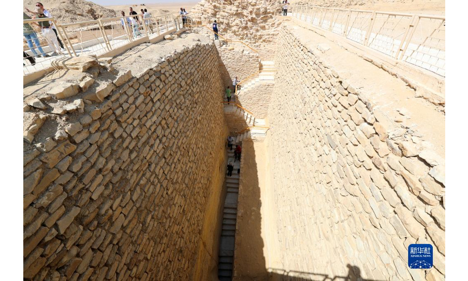 9月14日，游客在埃及首都开罗以南的塞加拉地区一座左塞尔时期古墓墓道内游览。

　　当日，位于埃及首都开罗以南约30公里的塞加拉地区，一座距今4000多年的古埃及第三王朝国王左塞尔时期的古墓经过近15年的修缮后正式向公众开放。该墓位于左塞尔王阶梯金字塔建筑群西南角，由地上建筑和地下墓室两大部分构成。埃及于2006年启动对该墓墓道、墓墙、墓室等建筑体的保护和修缮工作。

　　新华社记者 隋先凯 摄