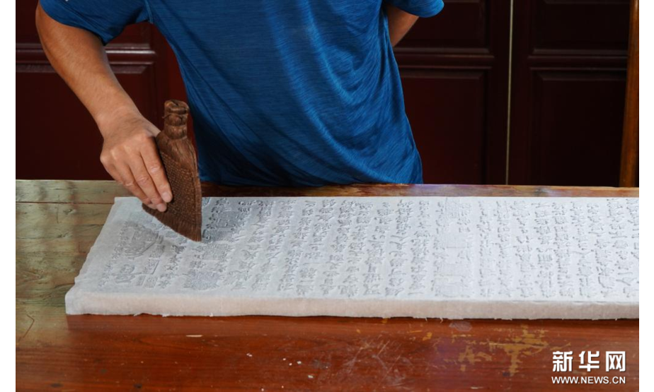 9月1日，衡水法帖雕版拓印技艺的代表性传承人李广民在拓印前用刷子找平。