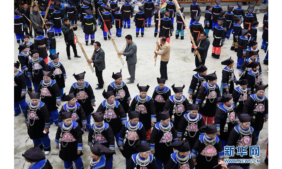 3月23日，群众在跳芦笙舞。 连日来，在贵州省剑河县岑松镇岑松社区对门寨，来自周边村寨的少数民族群众欢聚一堂，通过跳芦笙舞、对情歌、唱苗族古歌等方式，欢度民族芦笙歌舞文化节。 新华社记者 杨文斌 摄