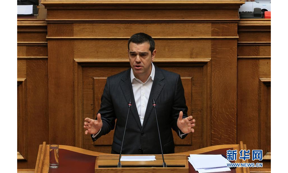 1月15日，在希腊首都雅典，希腊总理齐普拉斯在议会讲话。

　　当日，希腊议会启动对总理的信任投票程序。希腊国防部长坎梅诺斯13日由于对马其顿更改国名协议持反对意见而辞职，由他领导的独立希腊人党将退出联合政府。

　　新华社发（马里奥斯·罗洛斯 摄）