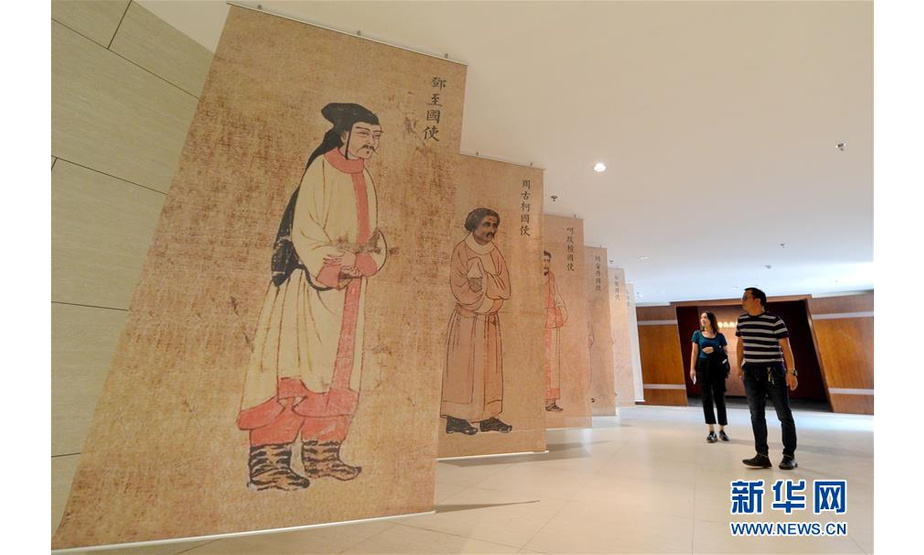 9月25日，游客在邯郸市磁县北朝考古博物馆游览。新华社记者 王晓 摄