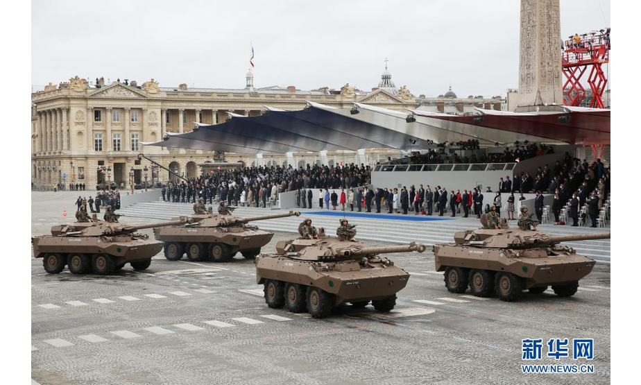 这是7月14日在法国巴黎协和广场拍摄的国庆阅兵式现场。

　　法国国庆阅兵式14日在巴黎举行。新华社记者 高静 摄