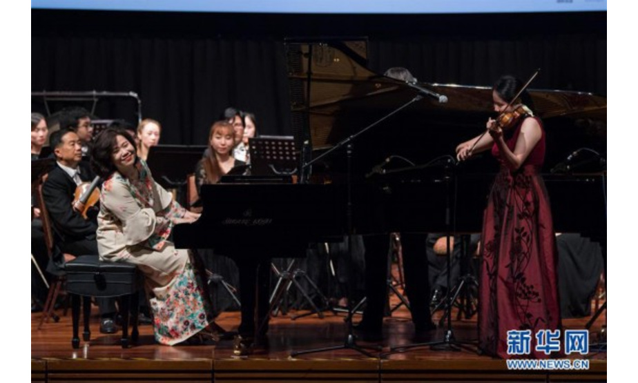 7月16日，在马来西亚吉隆坡，马来西亚华人钢琴家克劳迪娅·杨（前左）与小提琴家汤苏珊（右）在音乐会上表演。 “海丝传琴”庆祝马中建交45周年音乐会16日晚在马来西亚首都吉隆坡上演，来自中国和马来西亚的音乐家们共同呈现了一场中西合璧的交响盛宴。 新华社记者 朱炜 摄