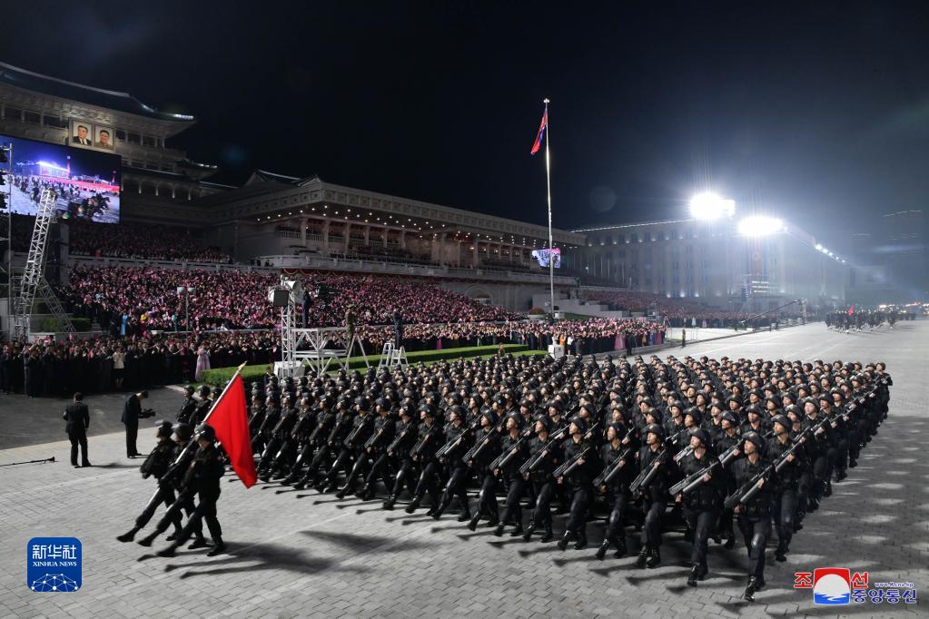 这张朝中社9月9日提供的图片显示的是9日零点开始在平壤市中心的金日成广场举行的民间及安全武装力量阅兵式现场。

　　为庆祝朝鲜民主主义人民共和国成立73周年，朝鲜于9日零点开始在首都平壤市中心的金日成广场举行民间及安全武装力量阅兵式，朝鲜劳动党总书记金正恩出席并检阅了部队。

　　新华社/朝中社