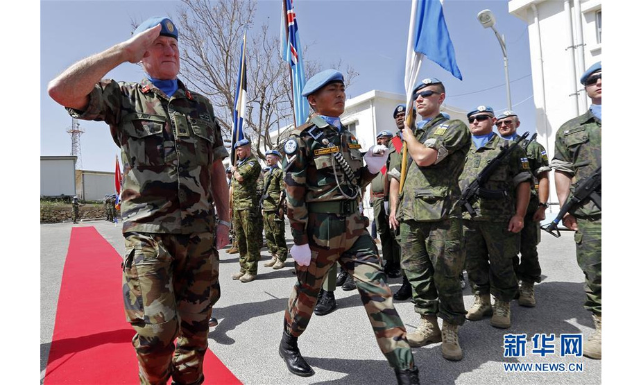 3月19日，在黎巴嫩南部纳古拉镇，联合国驻黎巴嫩临时部队司令迈克尔·比尔里（左一）在活动中检阅部队。联合国驻黎巴嫩临时部队（联黎部队）19日举行活动，纪念这支维和部队成立40周年。 　新华社发（比拉尔·贾维希摄）