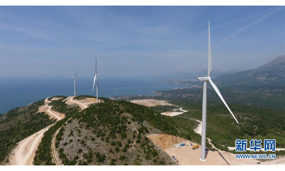 这是2018年5月1日拍摄的黑山莫祖拉风电站现场。中国、马耳他、黑山三国合作建设的黑山莫祖拉风电站有望今年上半年投入运营，帮助黑山获得更稳定的电力供应并保护生态。5年多来，“一带一路”倡议在欧亚大陆落地生根，成为中欧战略合作新的增长点，也成为进一步拉近中欧关系、实现互惠共赢的重要纽带。新华社发