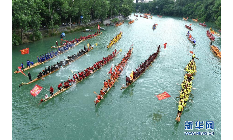 6月5日，人们在贵州省铜仁市碧江区锦江河上参加龙舟巡游活动。 当新华社发（龙元彬摄）