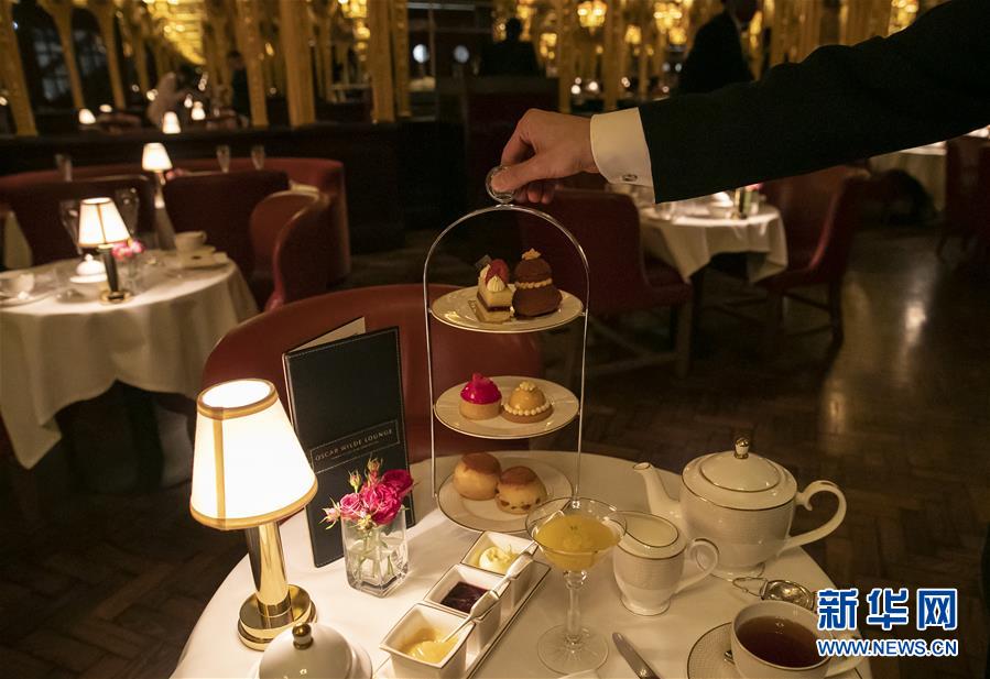这是9月5日在英国伦敦市中心知名的奥斯卡·王尔德茶餐厅（酒廊）拍摄的英式下午茶。新华社记者韩岩摄