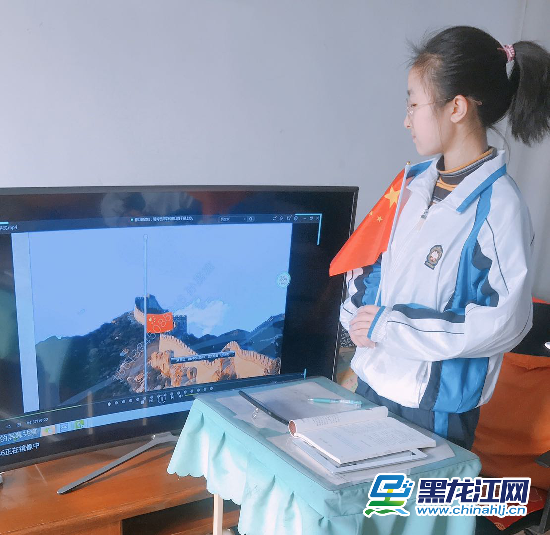 3月2日，黑龙江省春季新学期开学第一天，全省各地中小学举行线上升旗仪式，鼓励学生在疫情中做好防护，认真学习，做到“停课不停学”。图为哈尔滨市第49中学全校师生举行2019-2020下学期开学式暨以“战疫之中，遇见更美好的自己”为主题的网络升旗仪式。