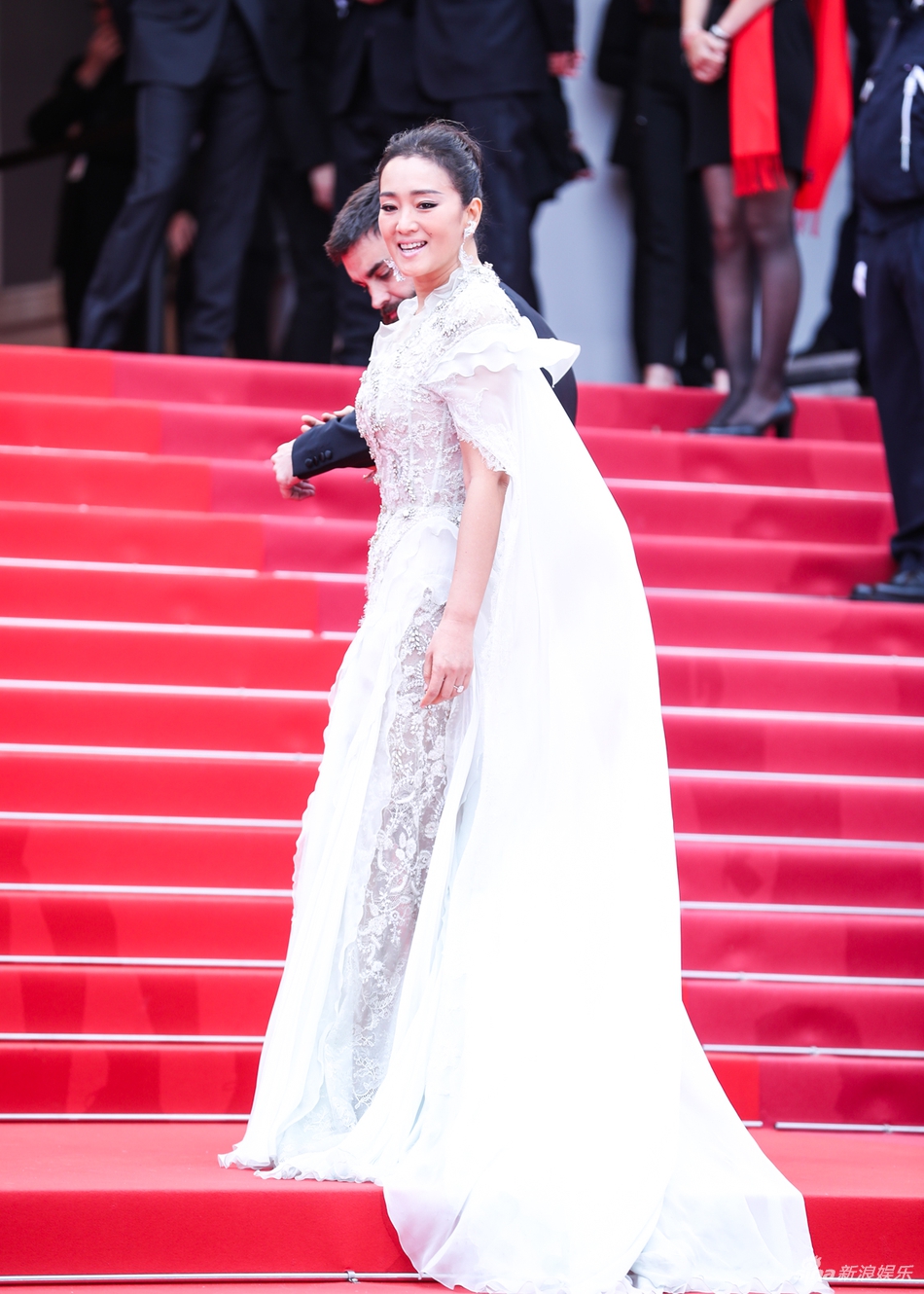 新浪娱乐讯 第72届戛纳电影节于北京时间5月15日凌晨开幕。巩俐开启第18次戛纳电影节之行，穿披风白裙衣袂飘飘仙气十足，气场全开宛若女神降临。（宫德辉 摄 ）