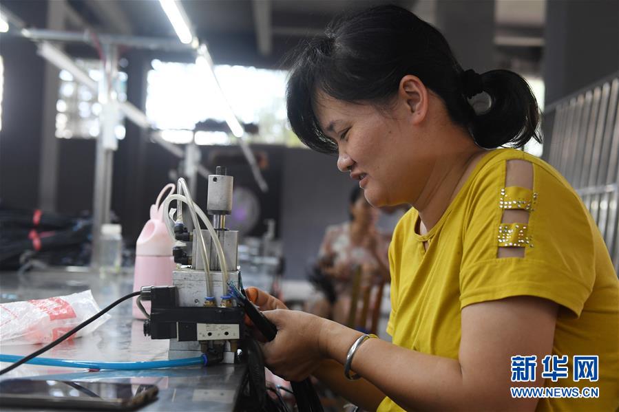 8月15日，当地妇女在广西大化文江六也电子厂工作。 广西大化瑶族自治县在脱贫攻坚中，在加大易地扶贫搬迁安置点建设力度的同时，加强安置点扶贫车间建设。目前，全县在乡镇安置点已建成7个扶贫车间，可提供超过500个就业岗位，帮助搬迁群众实现就近就业，增收脱贫。 新华社记者 陆波岸 摄