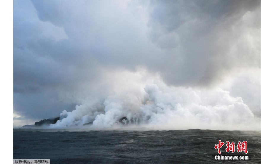夏威夷民防局在一份声明中称，火山爆发喷出的岩浆与海水混合后产生含有盐酸、蒸汽和火山玻璃颗粒气体。该机构警告居民，这种有毒气体会损伤肺部，应注意自我防护。
