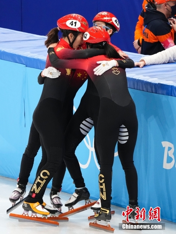2月13日，中国队选手在赛后拥抱。当日，北京2022年冬奥会短道速滑项目女子3000米接力决赛在首都体育馆举行，中国队获得铜牌。 中新社记者 毛建军 摄
