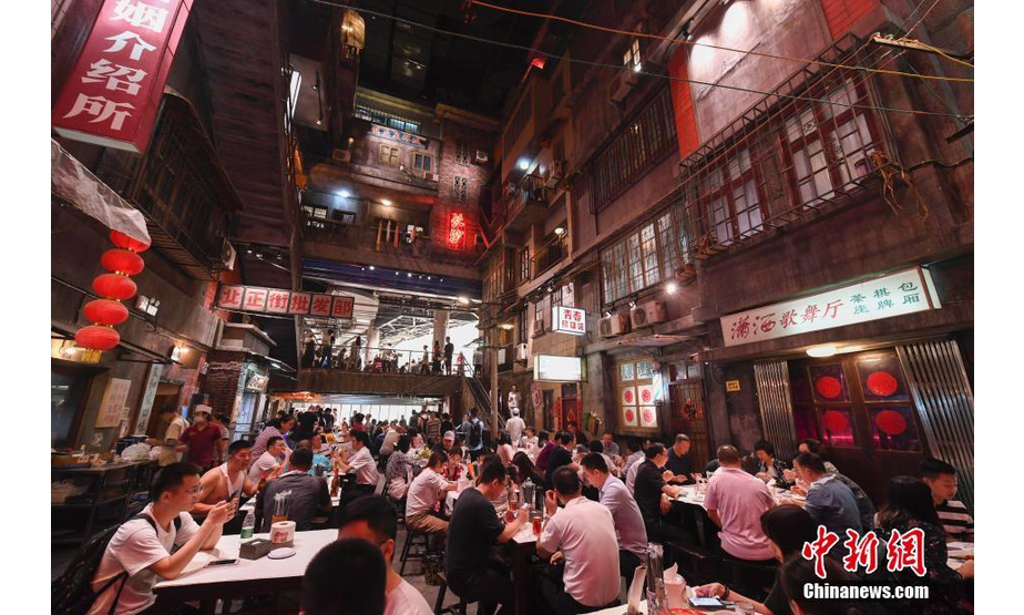 6月13日，文和友老长沙龙虾馆内坐满了食客。该餐厅拥有近5000平方米的超大空间，融合了老长沙的人文情怀和特色餐饮的新创意，完全还原了上世纪八十年代老长沙的风貌，受到了众多都市人的热捧。中新社记者 杨华峰 摄