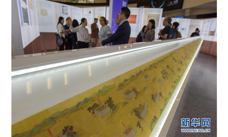 6月11日，在联合国维也纳办事处，人们参观“中国古代导航展——从指南针到北斗”展览。新华社记者 郭晨 摄