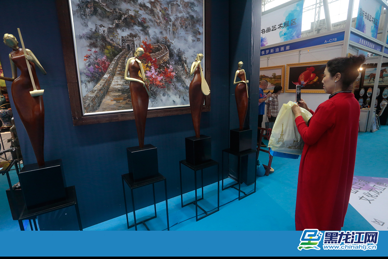 黑龙江网8月16日讯 16日，第十四届黑龙江国际文化产业博览会在哈尔滨会展中心举行。其中，A馆为文化交流馆、B馆为文化龙江馆、C馆为文化综合馆三个主题馆。文化交流馆汇集了国家工艺美术大师的奇珍异宝，100余位国家级、省级工艺美术大师，11大门类数万件工艺美术新品、精品、收藏品等。最具观赏价值的国家级大师的代表作220件，有木雕、玉雕、贝雕、砚雕、牙骨雕等品类。翟静/文 王铁男/摄