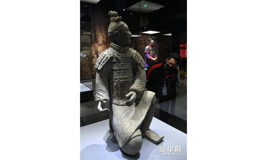 这是展出的跪射武士俑（4月24日摄）。新华社记者 朱峥 摄 