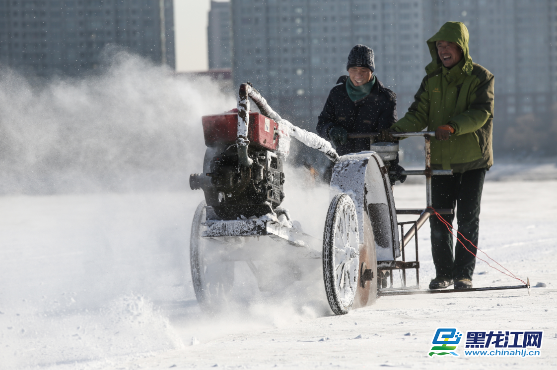 中国冰城哈尔滨每年冬季都见证中国最大规模的采冰活动，在北风呼啸、光滑如镜的松花江上，每天近千名采冰工人一起作业，取冰场面十分壮观。王铁男 摄