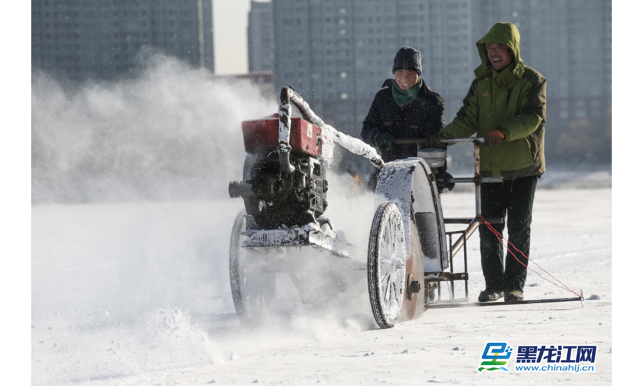 中国冰城哈尔滨每年冬季都见证中国最大规模的采冰活动，在北风呼啸、光滑如镜的松花江上，每天近千名采冰工人一起作业，取冰场面十分壮观。王铁男 摄