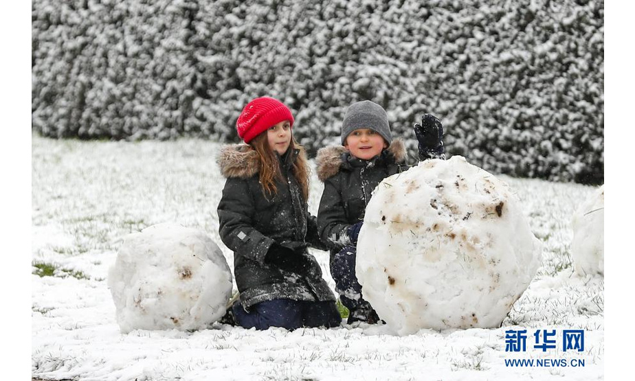 2月7日，孩子们在比利时布鲁塞尔的五十周年纪念公园玩雪。

　　当日，比利时首都布鲁塞尔迎来降雪天气，众多市民外出赏雪、游玩。

　　新华社记者 张铖 摄
