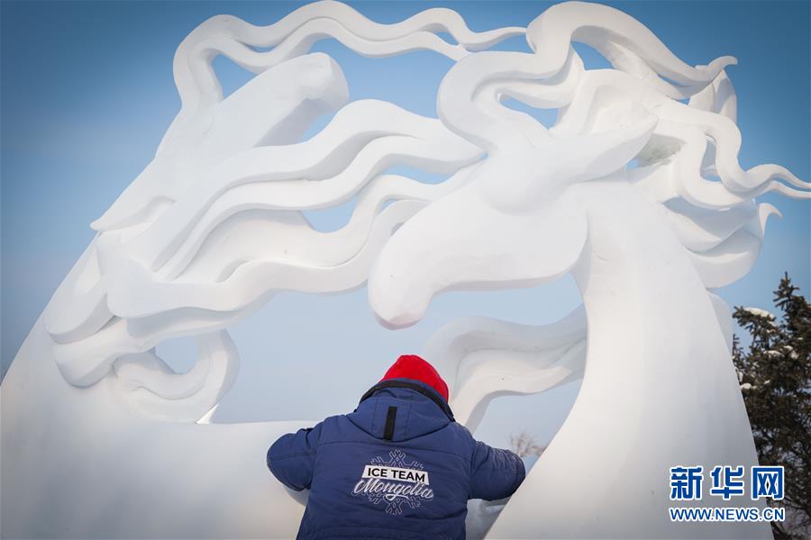 1月13日 ，参赛选手在哈尔滨太阳岛雪博会园区创作雪雕。新华社记者 王松 摄