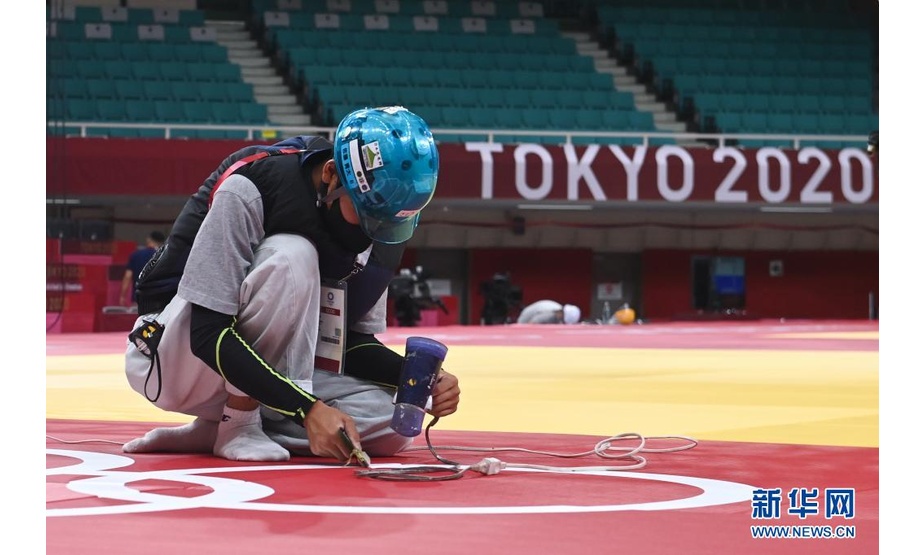 7月21日，日本武道馆内的奥运会工作人员在为开赛做最后的准备工作。

　　东京奥运会开赛在即，各项目比赛场馆准备工作有序进行。

　　新华社记者 杜宇 摄