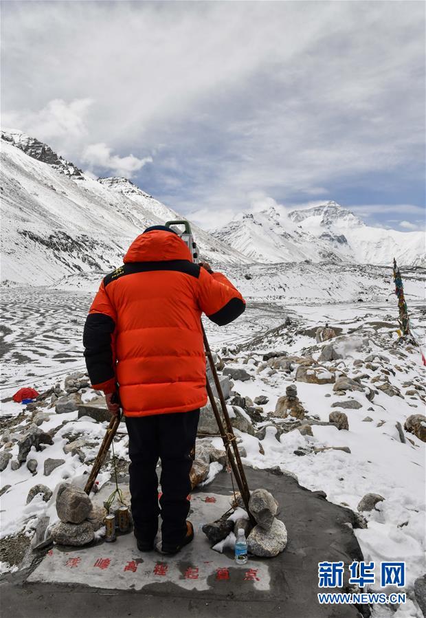 自然资源部第一大地测量队队员郑林在使用全站仪对珠峰峰顶进行交会观测（5月27日摄）。 当日，2020珠峰高程测量登山队成功登顶后，在珠峰大本营的珠峰高程起算点，自然资源部第一大地测量队队员利用全站仪等仪器对珠穆朗玛峰峰顶进行交会观测。 新华社记者 普布扎西 摄