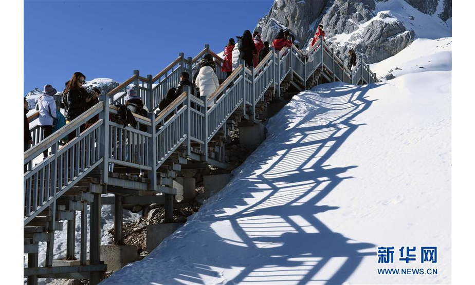 12月10日，人们在玉龙雪山游览观光。新华社记者杨宗友摄