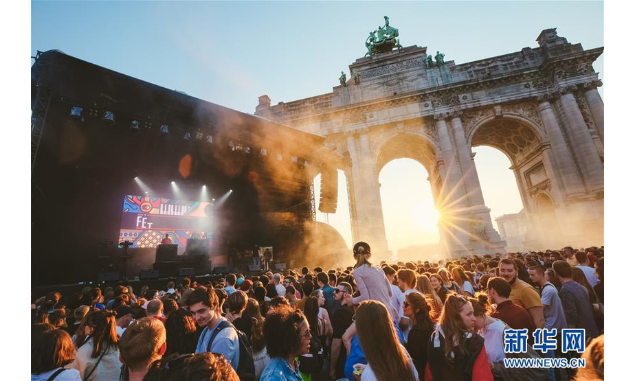 6月22日，在比利时布鲁塞尔五十周年纪念公园，人们在夏至音乐节上欣赏演出。 6月20日至23日，2019年比利时夏至音乐节在布鲁塞尔和瓦隆区上演。夏至音乐节是比利时夏季文化盛事之一，旨在让人们享受音乐。 新华社记者 张铖 摄
