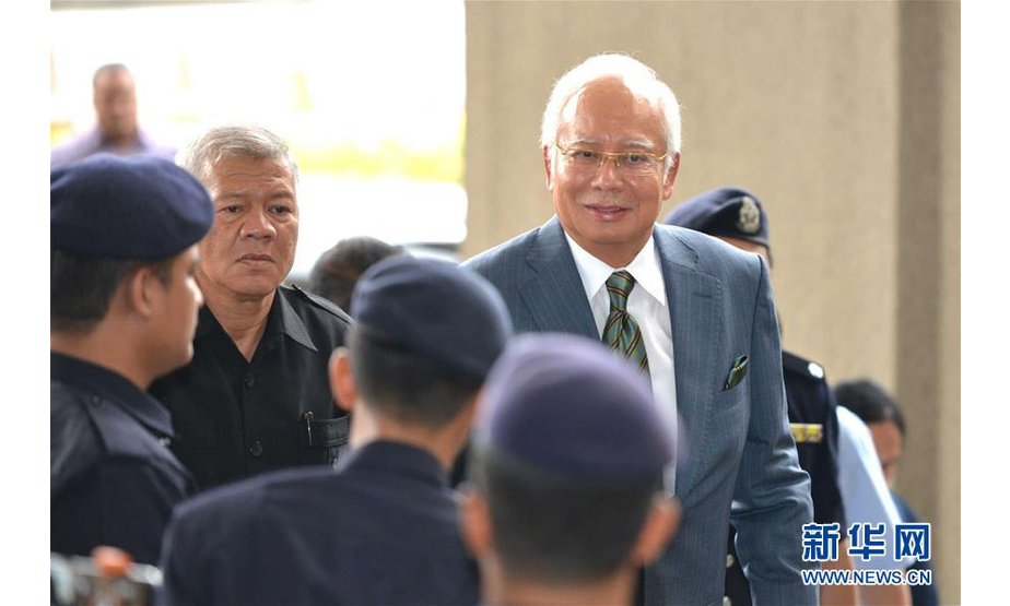 8月8日，在马来西亚吉隆坡，马来西亚前总理纳吉布（右）抵达法院。 新华社发（张纹综摄）