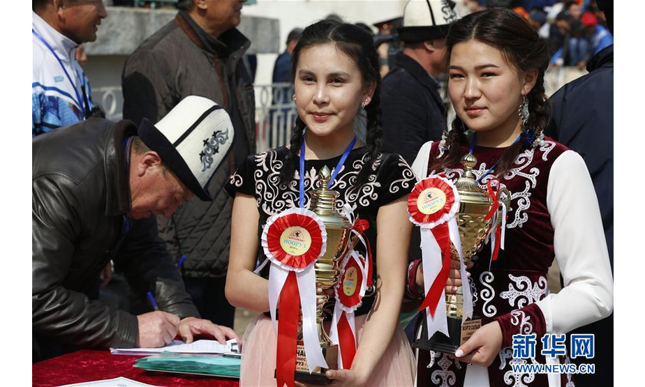 3月21日，在吉尔吉斯斯坦比什凯克，两名女孩在纳乌鲁斯节庆祝活动上手持奖杯。 吉尔吉斯斯坦21日在首都比什凯克举行活动庆祝纳乌鲁斯节。纳乌鲁斯节是中亚国家最重要的传统节日之一，标志着春天的到来和新的一年开始。2009年，纳乌鲁斯节被列入联合国教科文组织非物质文化遗产。 新华社发（罗曼 摄）