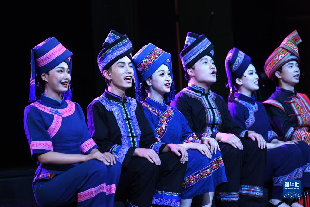 12月4日，演员在《十二天籁壮族嘹歌》晚会上唱嘹歌。

当日，《十二天籁壮族嘹歌》晚会在南宁市广西文化艺术中心举行。壮族嘹歌是国家级非物质文化遗产，演出以传统原生态嘹歌为基础，再现了生活如歌、嘹歌如魂的现实场景。

新华社记者周华摄