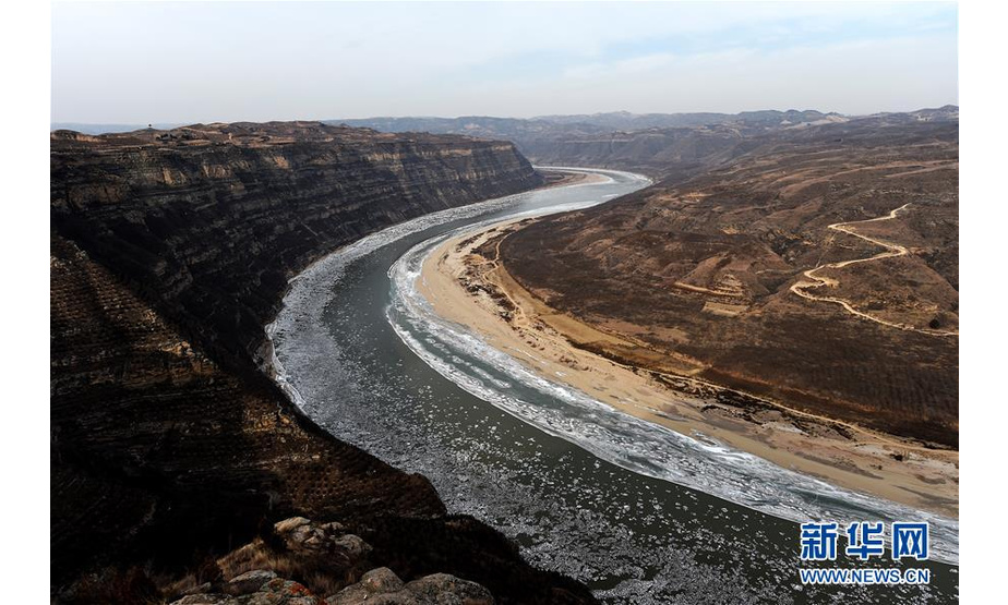 1月8日在山西省永和县打石腰乡境内拍摄的黄河流凌。 近日，受冷空气影响，位于山西省临汾市境内的黄河出现大面积流凌，场面壮观。 新华社记者詹彦摄