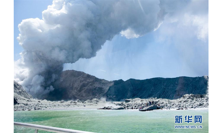 这是12月9日拍摄的新西兰怀特岛火山喷发现场。新华社发（迈克尔·谢德供图）